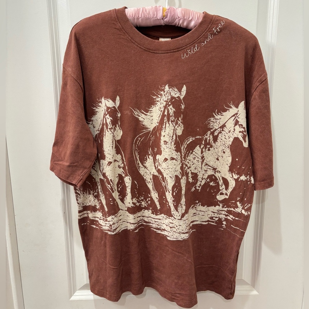 NWT Messy Bun Just Chillin Wild horses Graphic T-Shirt - XS